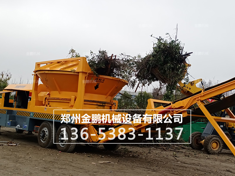  的樹墩破碎機(jī)、粉碎機(jī)和木材削片機(jī)現(xiàn)場展示