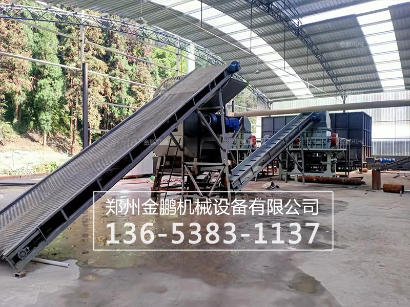 雙軸撕碎機(jī)生產(chǎn)現(xiàn)場(chǎng)