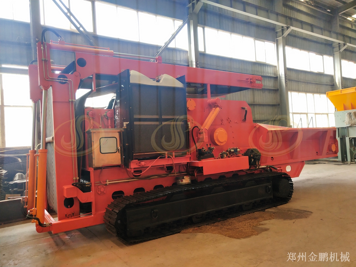鄭州金鵬1300型木材粉碎機處理樹枝與廢舊木料的使用場景
