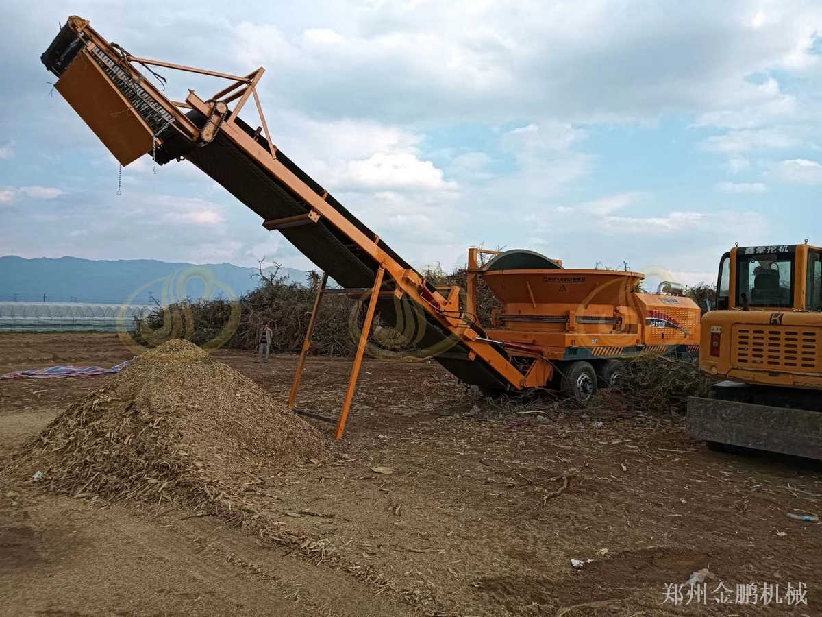 鄭州金鵬樹(shù)根木材粉碎機(jī)用于樹(shù)根破碎的選型要點(diǎn)