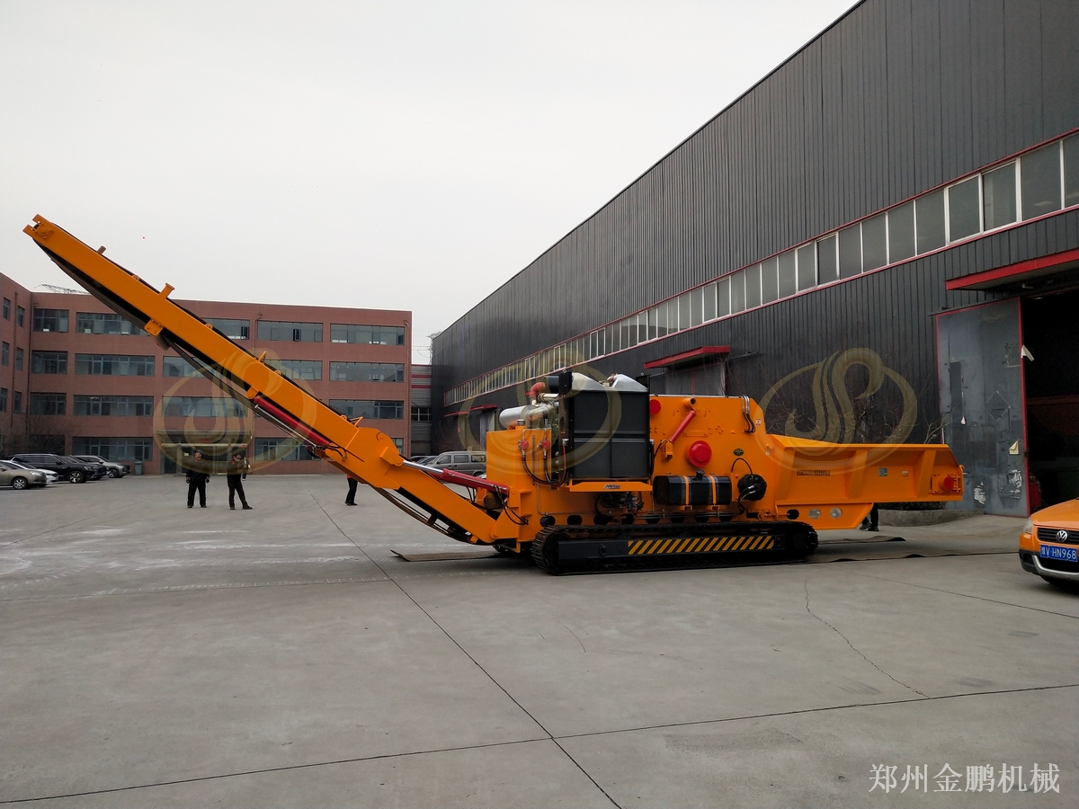 鄭州金鵬移動式綜合破碎機(jī)粉碎樹枝與廢舊木材的出料銜接
