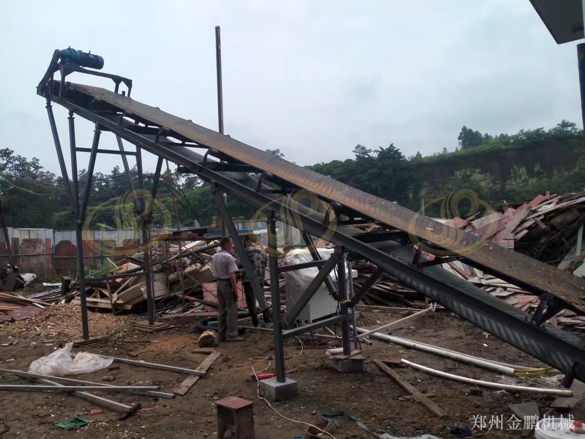 鄭州金鵬建筑木板粉碎機(jī)JP1400在建材回收站的應(yīng)用