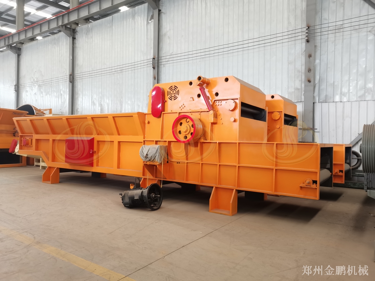 大型木材粉碎機(jī)作業(yè)，鄭州金鵬處理廢舊模板