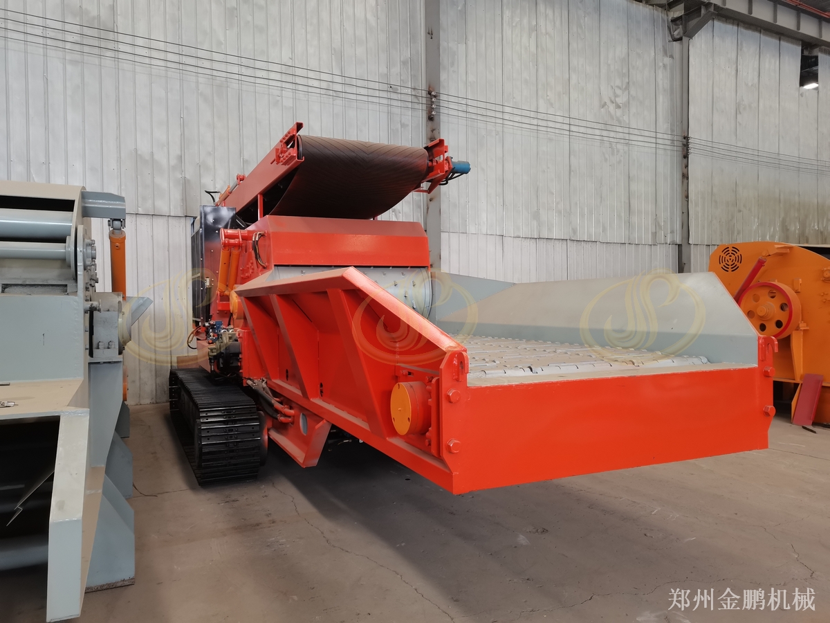大型移動式樹枝破碎機(jī)野外作業(yè)，鄭州金鵬履帶式設(shè)備效率高