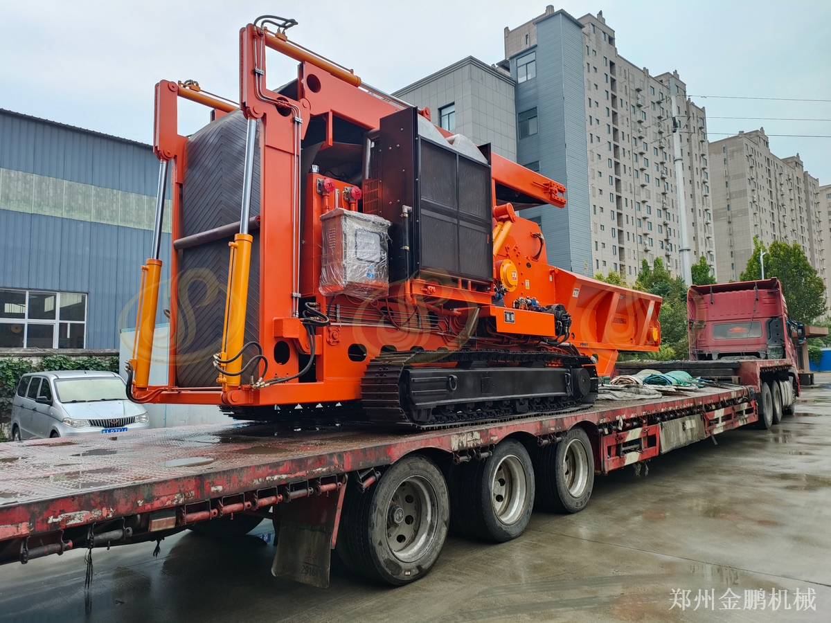 可移動式大型碎木機(jī)處理大型廢料，鄭州金鵬動力強(qiáng)勁